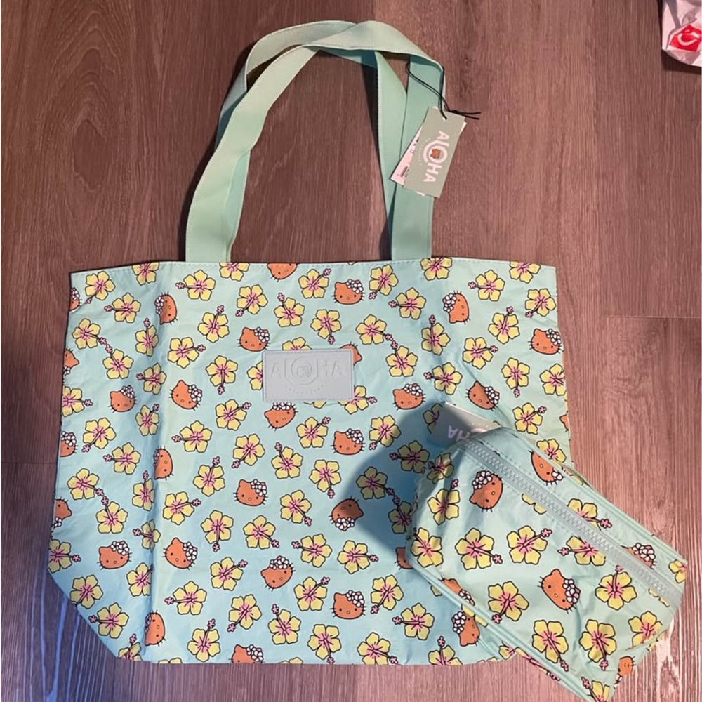 ALOHA Collection X Hello Kitty DFS Hibiscus Kitty DAY TRIPPER+Cabin Crew